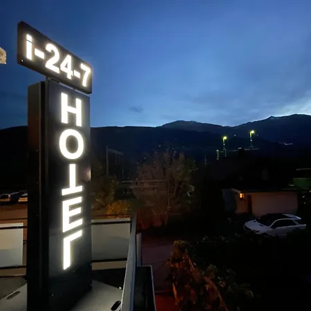 Long & Short Bahnhof Hotel