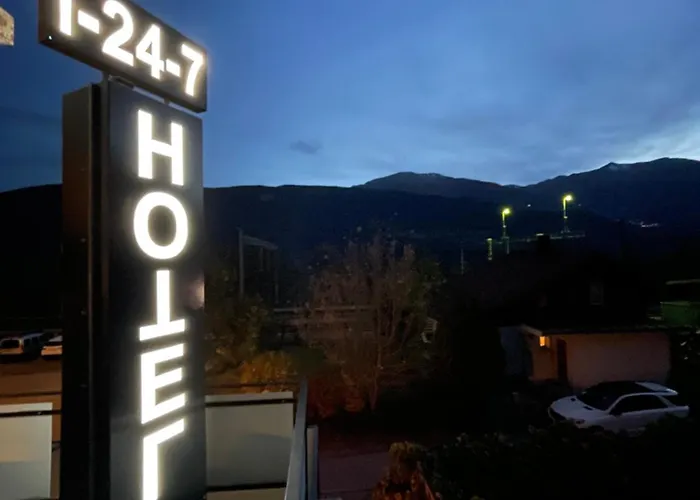 Long & Short Bahnhof Hotel